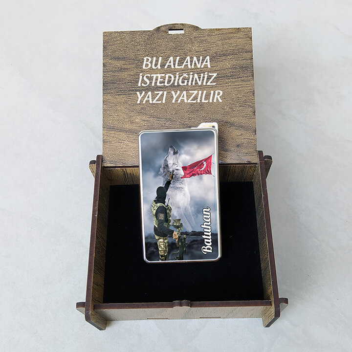 Kişiye özel uluyan kurt çakmak ve ahşap kutu