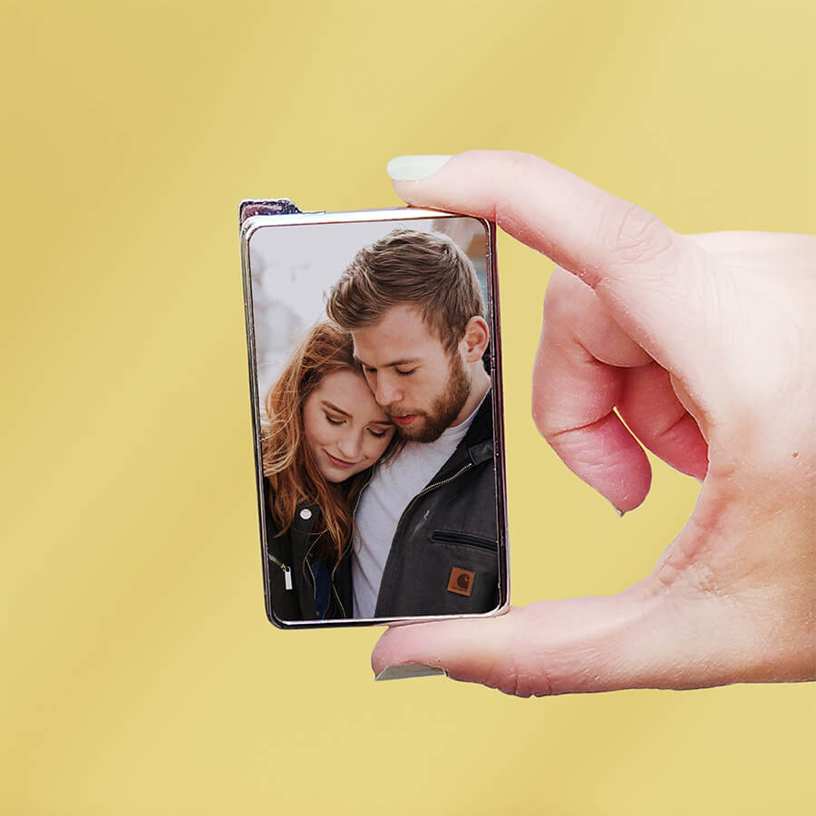 Sevgililere Özel Kişiye Özel Resimli Çakmak en ideal seçim! Kişisel fotoğraf baskısı ile özelleştirebileceğiniz bu çakmak, sevgilinizin her an yanında taşıyacağı kullanışlı ve şık bir hatıra olacak.