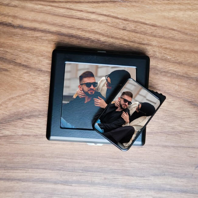 Sevgiliye Hediye Siyah Pürmüz Çakmak ve Metal Tabaka Seti Sevgililer Günü ve özel günler için ideal olan bu set, siyah metal çakmak ve tabakadan oluşur. Üzerine isim, tarih ya da fotoğraf eklenebilir ve çakmak dolum yapılabilir. Şık tasarımı ve kişiye özel detaylarıyla unutulmaz bir hediye seçeneği.
