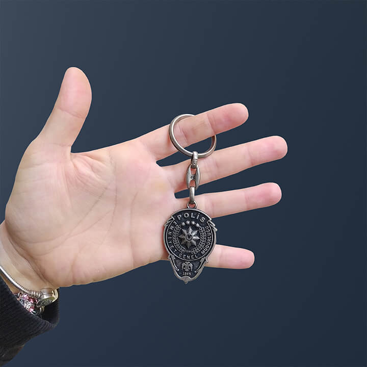 Polis Logosu Anahtarlık, polis teşkilatına olan saygıyı ve bağlılığı simgeleyen özel bir hediye seçeneğidir. Dayanıklı ve şık tasarımıyla dikkat çeken bu anahtarlık, polis logosunun kabartmalı işlemesiyle kişisel ve anlamlı bir dokunuş sağlar.
