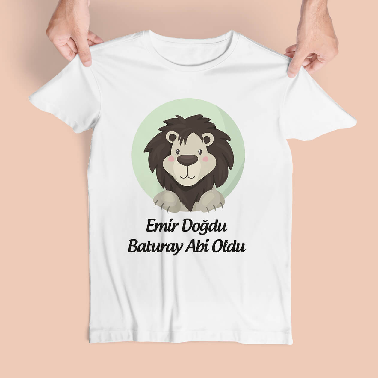 Aslan Baskılı Çocuk Tişört, aslanın hükmeden gücünü ve sevimli karakterini bir arada sunuyor. Bu cesur hayvanın yüz ifadeleri ve detaylı deseni, çocukların giyim tarzına şıklık katarken onları da eğlenceli bir maceraya sürüklüyor. Aslanın asaleti, çocukların kendine güvenini artıracak ve onlara yeni keşifler yapma cesareti verecek.