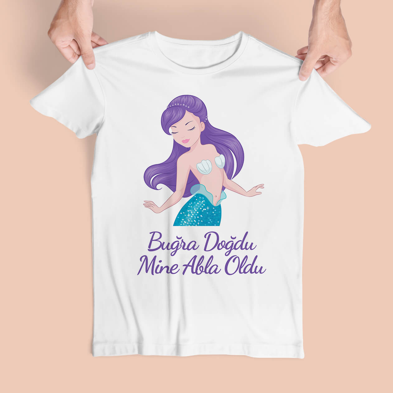 Deniz Kızı Resimli Abla Oldu Tişört : Kişiye özel tasarım seçeneği sayesinde tişörtlerimizi kız çocuğunuzun ismiyle özelleştirebilir ve ona özel bir hediye vermenin mutluluğunu yaşayabilirsiniz. Sevimli Deniz Kızı Resimli Abla Oldu Tişört, doğum günü, yıl dönümü gibi özel günler için de harika bir hediye seçeneğidir ve çocuklarınızın kalbinde özel bir yer edinmeyi başaracaktır. Kardeşlik bağlarını güçlendiren ve sevgi dolu anılarla dolu bir hediye sunmak isteyen tüm ebeveynlere özel olarak tasarladığımız bu tişörtleri şimdi sepetinize ekleyin ve kızınıza unutulmaz bir sürpriz yapın. Onun yüzünde oluşturacağınız gülümseme, sizin de yüzünüzü güldürecek. Şimdi, Sevimli Deniz Kızı Resimli Abla Oldu Tişört ile kızınızın dünyasına renk katın ve kardeşlik sevincini kutlayın!