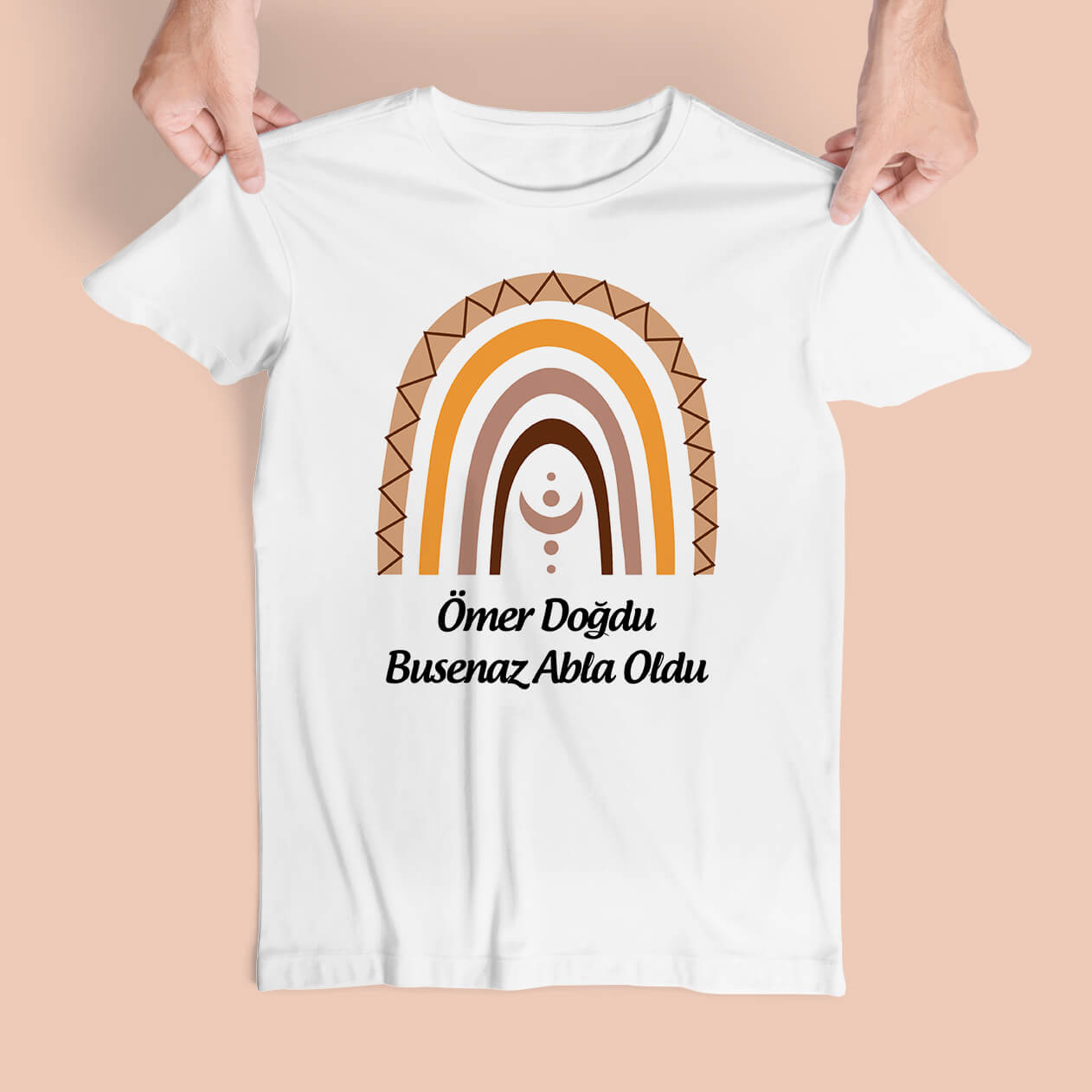Gökkuşağı Baskılı Abla Oldu Abi Oldu Tişört, Sublimasyon baskılı teknoloji ile üretilen tişörtümüz, dayanıklı ve kaliteli kumaşı sayesinde uzun yıllar boyunca sizinle olacak. Hafif ve nefes alabilen malzemesiyle, hem rahatlık hem de tarz bir arada sunuyor. Evinizin en değerli üyeleri olan kardeşlerinize en anlamlı hediye ve kendinize en özel tişörtü sunmak için hazır olun. Unutulmaz anılarınızı renklendiren ve gülümsemelerinizi çoğaltan "Rengarenk Hayatlar İçin Gökkuşağına Dönüşen Kardeşlik: Abla Oldu Abi Oldu Tişört!" ile sevgi dolu bir dünyaya adım atın. Not: Sınırsız yaratıcılığımız sayesinde dilediğiniz tişört tasarımını da yapabiliriz. Özel istekleriniz için bizimle iletişime geçmekten çekinmeyin! Siz de hayatınızı renklendiren bu özel tişörtle şimdi adım atın ve kardeşliğin gücünü gösterin! Sevgi dolu anılarınızın canlı tutulduğu bu özel tasarım tişörtle "Rengarenk Hayatlar İçin Gökkuşağına Dönüşen Kardeşlik"te birleşin!