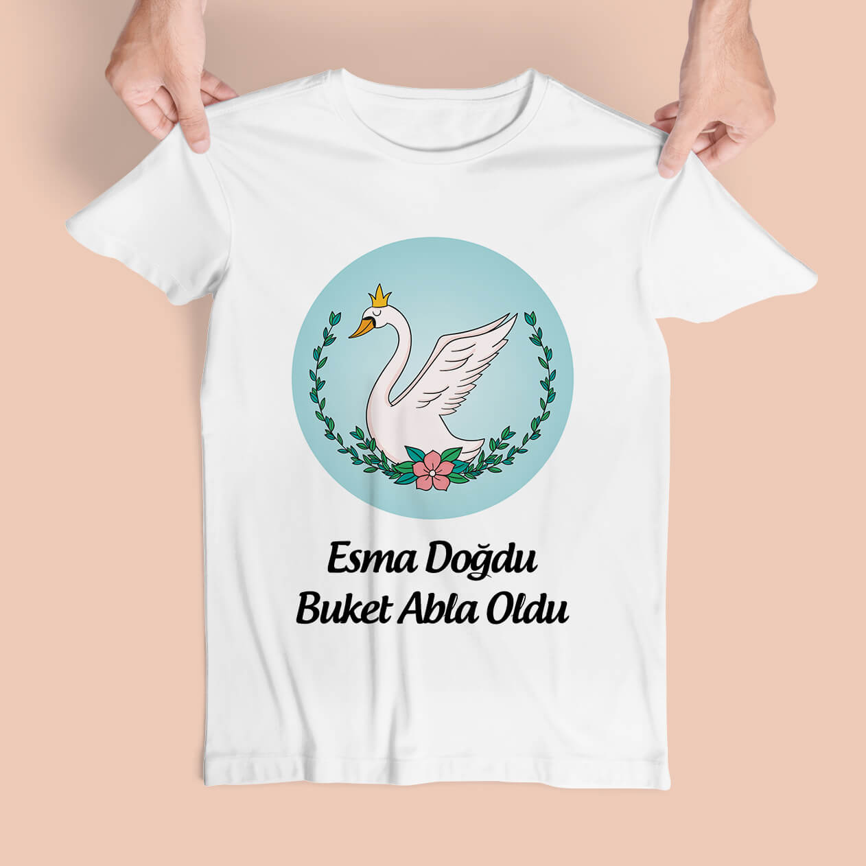 Kaz Baskılı Tişört, 1 - 12 yaş aralığındaki tüm çocuklar için uygundur. Yumuşacık pamuklu kumaşı sayesinde, çocuklarımızın gün boyu rahatlıkla giyebileceği bir üründür. Sevimli kaz baskısı ile çocuklar, oyun dolu günlerinde hem şık hem de neşeli bir görünüm kazanacaklar. Bu tişörtleri kardeşi yeni doğmuş olan çocuklar için harika bir kardeş hediyesi olarak düşünebilirsiniz. Ayrıca, büyük ablalara veya abilere verilebilecek sevimli bir jest olacaktır. Onların arasında kurulacak özel bağları bu hediyeyle daha da güçlendirebilirsiniz.
