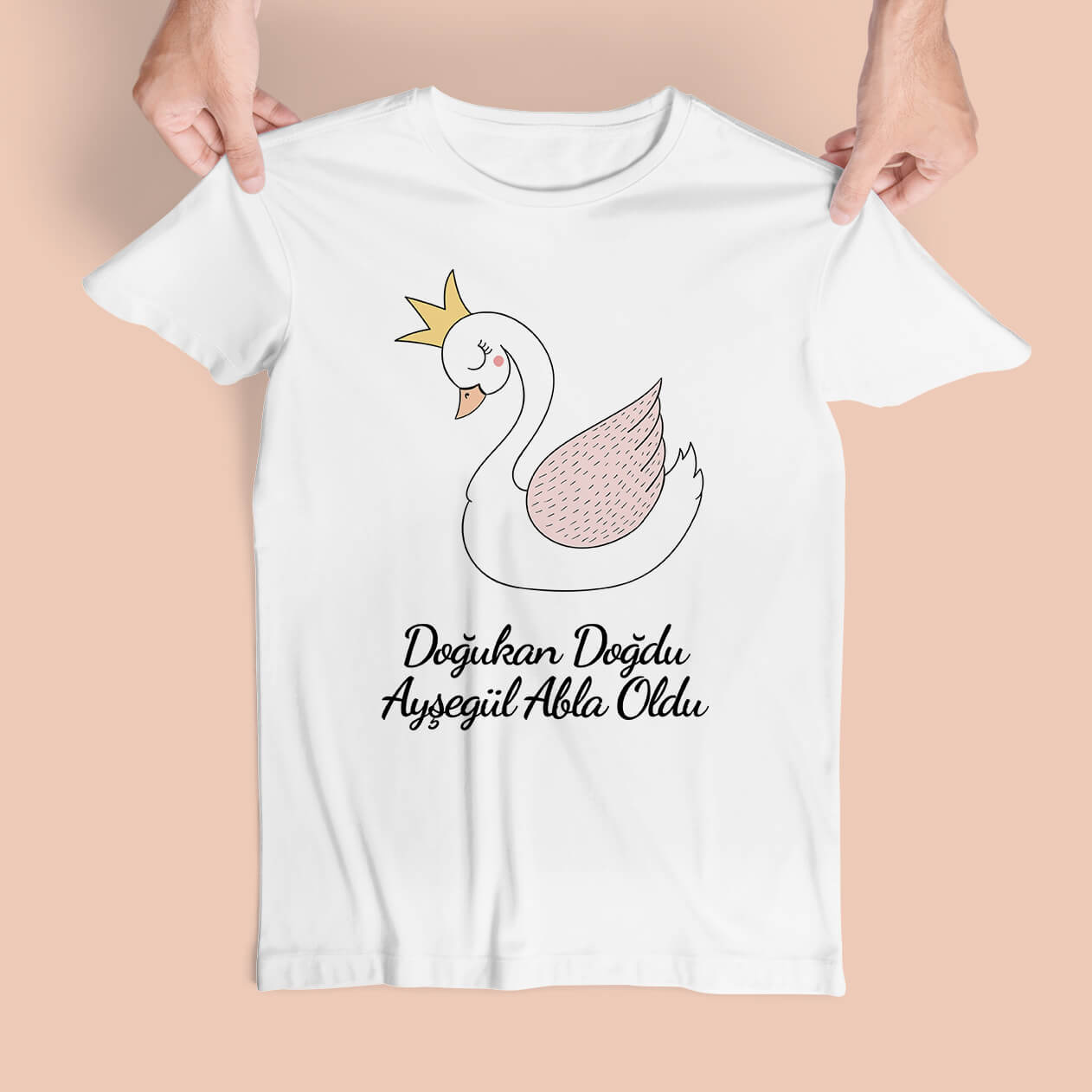 Kuğu Tasarımlı Abla Oldu Tişört Zarafetin ve masalsı güzelliğin simgesi olan kuğu, bu özel tişörtün göğüs kısmını süsleyerek abla olan kızların kalplerinde masalsı bir atmosfer yaratıyor. İsme özel olarak hazırlanan tişörtlerde, abla olmanın gururunu taşıyan kızın adıyla birlikte özel bir kuğu tasarımı yer alıyor, böylece onların kalplerinde özel bir yer ediniyor. Bu hediye, sevgi dolu anıları ölümsüzleştiren ve her giyildiğinde gururla hatırlanan bir miras olacak.