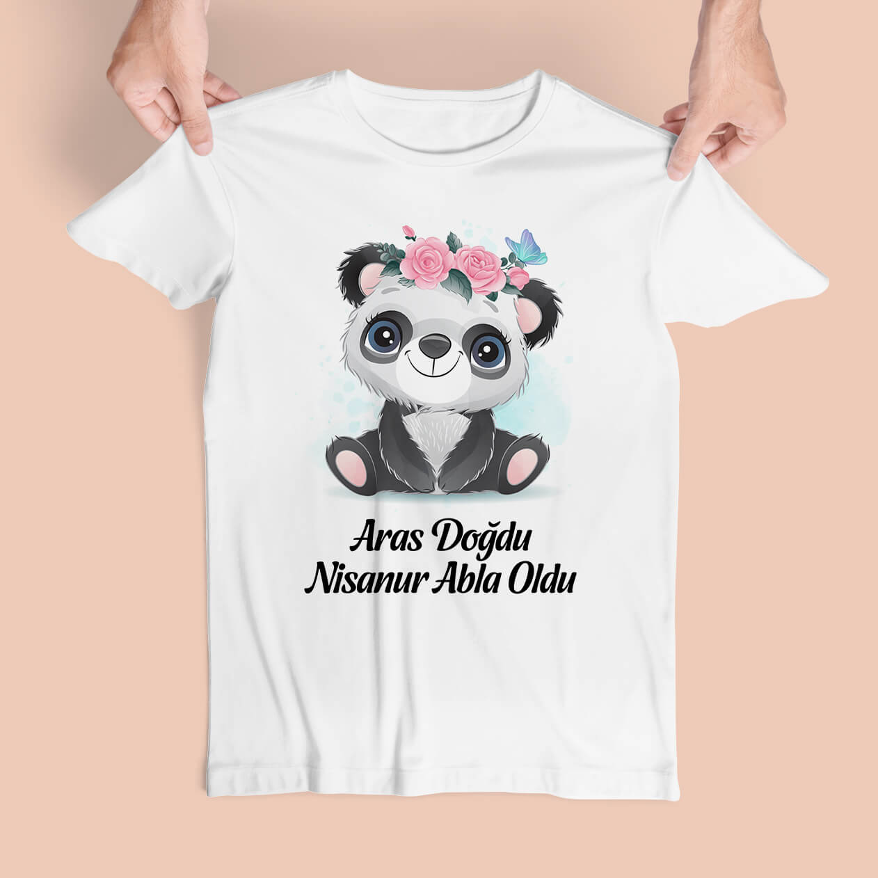 Minik Panda Tasarımlı Abi Oldu Abla Oldu Tişört: Sevgi ve Masumiyeti Yansıtan Çocuklara Özel Ürün çocuklarınıza unutulmaz bir anı bırakmanın yanı sıra, yeni doğacak kardeşleri için onları motive edici ve anlamlı bir hediye seçeneği sunar. Sevgi ve masumiyeti yansıtan bu özel beyaz renkli tasarım, çocuklarınızın gardırobunda en sevilen parçalardan biri olacak. Hem kalite hem de anlam bakımından değerli bu tişört, çocuklarınızın içindeki sevgiyi canlandırırken, onlara yeni bir macera başlama heyecanını yaşatır. Siparişinizin işleme alınmasından itibaren tahmini teslimat süresi 3 iş günüdür. Ancak, yoğun talep veya beklenmedik lojistik durumlar gibi sebeplerle teslimatta gecikmeler yaşanabilir. Bu gibi durumlarda, sizinle iletişime geçip en kısa sürede bilgi vereceğimizi belirtmek isteriz. Lütfen gecikmeleri göz önünde bulundurarak beyaz renkli tişörtü sipariş verirken zamanında teslim alabileceğiniz bir tarih belirleyin. Minik Panda Tasarımlı Abla Oldu Tişört ile çocuklarınıza sevgi dolu bir deneyim yaşatın. Özel anılar ve özgün kardeşlik bağları için bu eşsiz beyaz renkli tasarımı keşfedin ve çocuklarınıza cesur bir şekilde yeni bir adım atmalarını sağlayın.