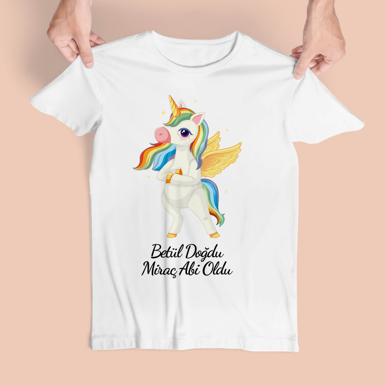 Minik Pegasus Tasarımlı Abi Oldu Abla Oldu Tişört için bazı ek ayrıntılar: %100 pamuklu kumaş 1 - 12 yaş arası çocuklar için uygun Sevimli Pegasus tasarımı Doğum günü hediyesi, bebek hediyesi veya yeni bebek sahibi olan bir arkadaşınıza hediye olarak ideal. Nasıl Sipariş Verilir? Ürün sayfasında, ürünün beden seçeneklerini seçin. Ürünün fiyatını ve teslimat ücretini kontrol edin. "Sepete Ekle" butonuna tıklayın. Kayıtlı kullanıcıysanız, hesabınıza giriş yapın. Yeni kullanıcıysanız, bir hesap oluşturun. Veya üye olmadan siparişinizi verin. Teslimat adresinizi ve ödeme bilgilerinizi girin. "Ödeme Yap" butonuna tıklayın. Siparişiniz onaylandıktan sonra, size bir onay e-postası gönderilecektir. Siparişiniz 2-3 iş günü içinde kargoya verilecektir.