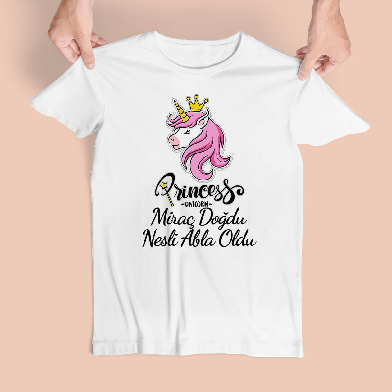 Özel günlerde kız çocuklarına verilebilecek anlamlı bir hediye seçeneği olan Princess Tasarımlı Abla Oldu Tişört, onlara prensesler gibi hissettirecek ve sevginizi en güzel şekilde ifade etmenize yardımcı olacak. Minik prenseslerin tarzını tamamlayan bu tişört, onlara sevgi dolu bir hediye vermenin yanı sıra özel bir anı olarak hatırlanacaktır.