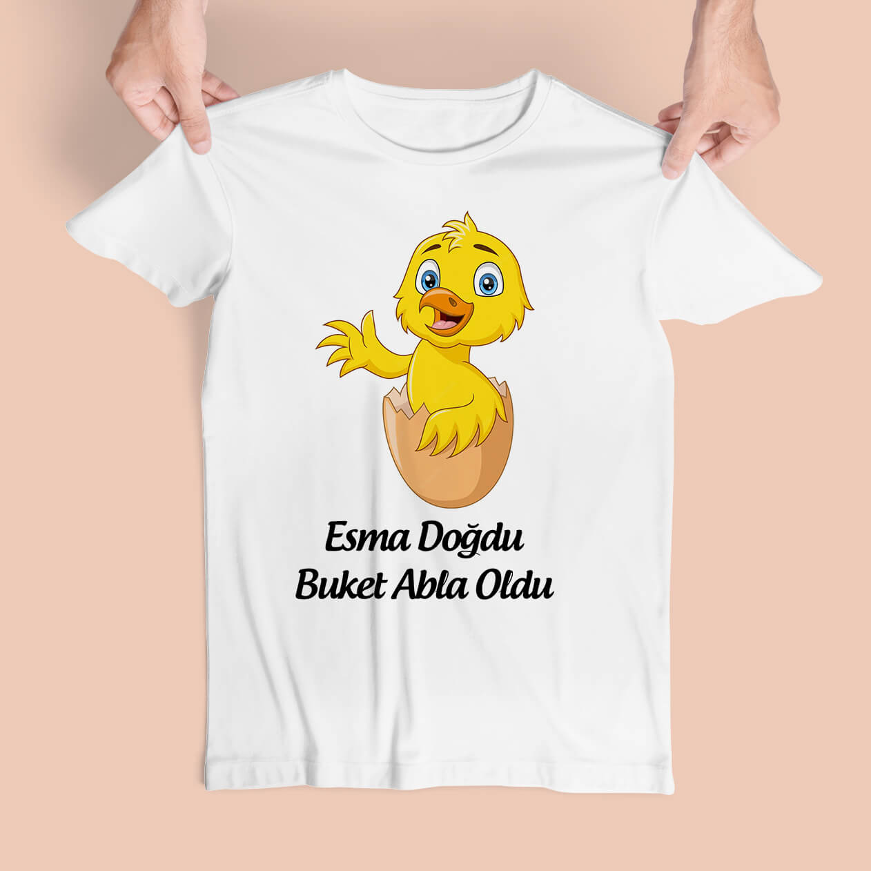 Sevimli Civciv Baskılı Abi Oldu Abla Oldu Tişört, Üstün kaliteli baskı teknolojisi sayesinde tişört, uzun süre dayanıklıdır ve renkleri solmaz. Sevimli civciv deseni, çocukların hayal dünyasına hitap ederken onların tarzını eğlenceli bir şekilde yansıtır. Çocuklarınızın adını baskıya ekleyerek kişiselleştirebilir ve onların tişörtüne kendi tarzlarını yansıtmalarına yardımcı olabilirsiniz.