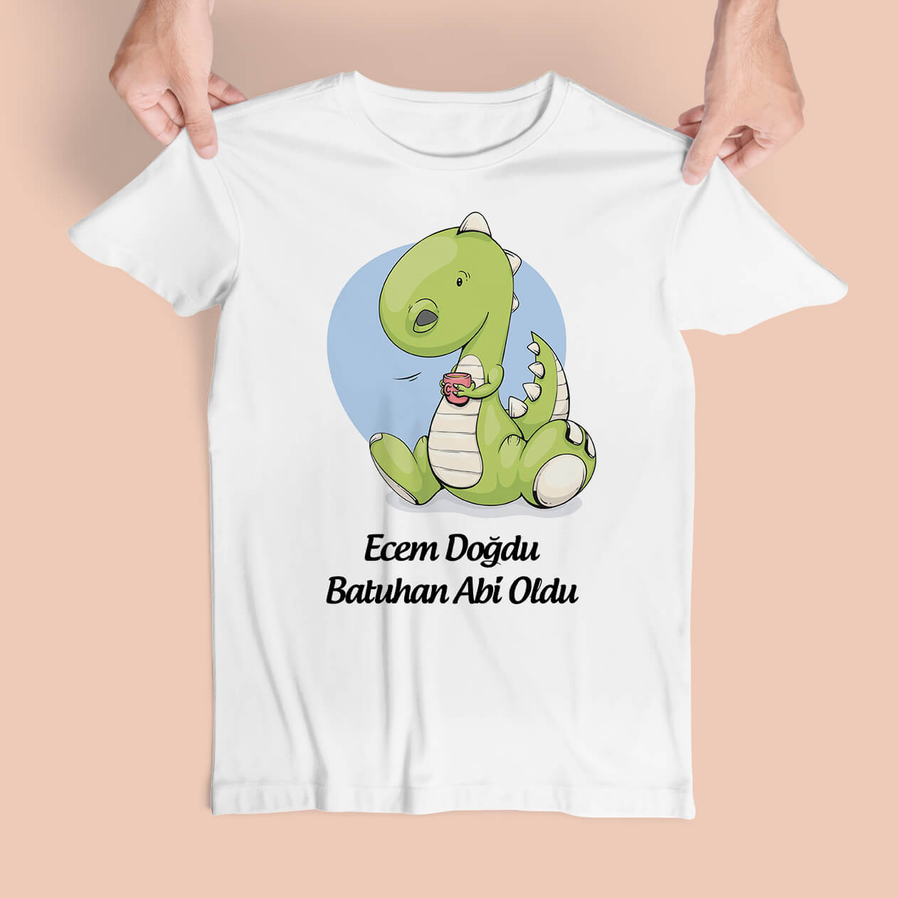 Sevimli Dinozor Tasarımlı Abi Oldu Abla Oldu Tişört :1 ila 12 yaş arası çocuklar için uygun beden seçeneklerine sahip olan tişörtümüz, onların rahatı ve konforu düşünülerek özenle hazırlanmıştır. Yumuşak ve kaliteli malzemeden üretilmiş olan tişörtümüz, çocukların günlük aktivitelerinde rahatlıkla kullanabileceği bir parça olarak öne çıkıyor.