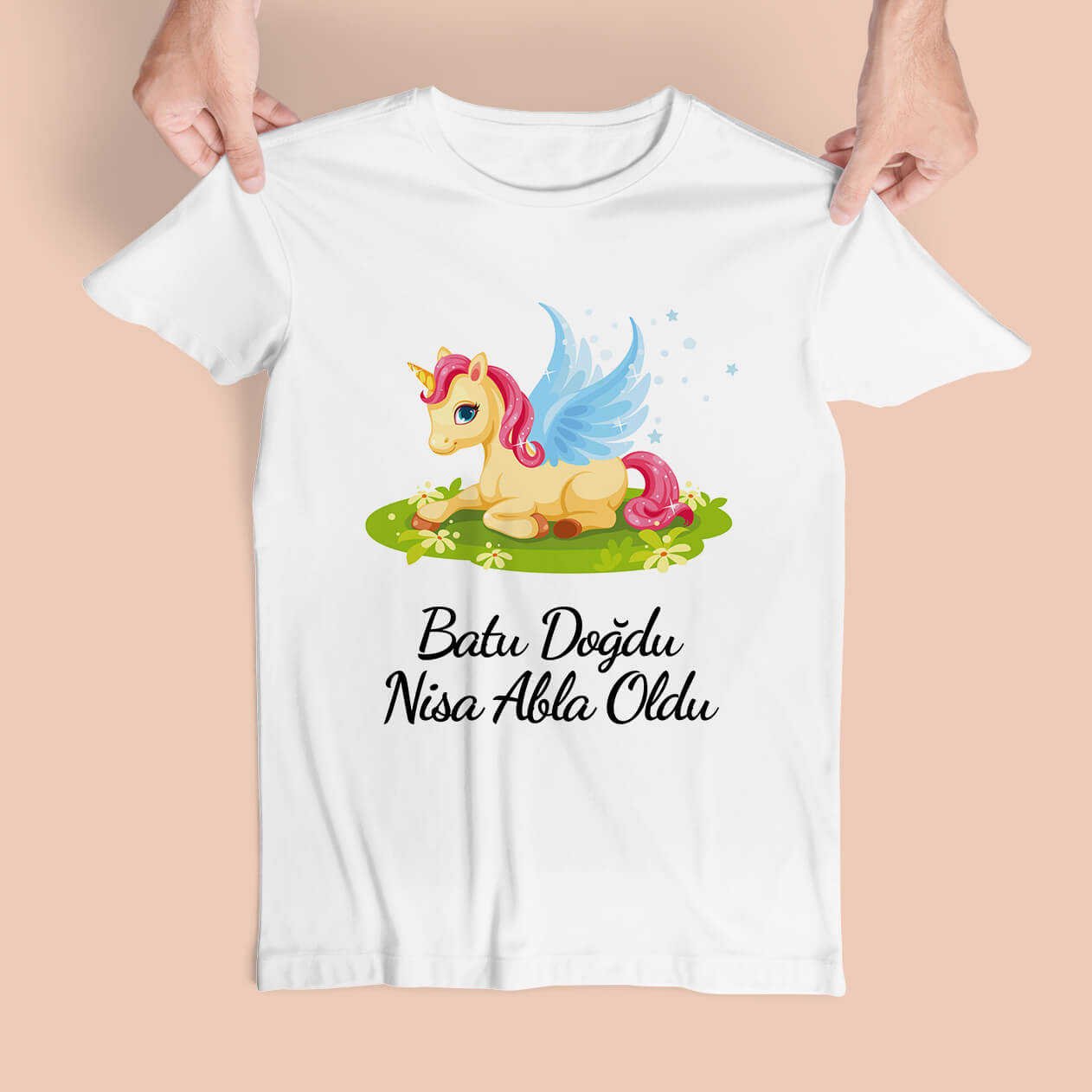 Sevimli Unicorn Tasarımlı Abla Oldu Tişört : Harika Bir Hediye: Sevimli Unicorn Tasarımlı Abla Oldu Tişört, sevgili ablalarınıza özel günlerinde ya da sıradan bir günü özel kılmak için mükemmel bir hediye seçeneğidir. Ailenizin yeni üyesi olma heyecanını, sevginizi ve mutluluğunuzu bu tişörtle gösterebilirsiniz. ? Kişiselleştirme Seçenekleri: Ad ve Tarih: Tişörtün ön kısmına ablanızın adını ve doğum tarihini ekleyebilirsiniz. Özel Mesaj: Özel bir mesaj ekleyerek ablanıza olan sevginizi ifade edebilirsiniz. Renk: Beyaz ? Özel Tasarım Pamuklu Çocuk Tişört Modelleri ve Seçenekleri ? Çocuklarınızın rahatlığı ve tarzı için mükemmel seçenekler sunuyoruz! Özel tasarım pamuklu çocuk tişörtleriyle çocuklarınızın gardırobunu renklendirmek artık çok kolay. Yüksek kaliteli pamuklu kumaşlar kullanılarak üretilen tişörtlerimiz, rahatlık ve dayanıklılık sağlar.