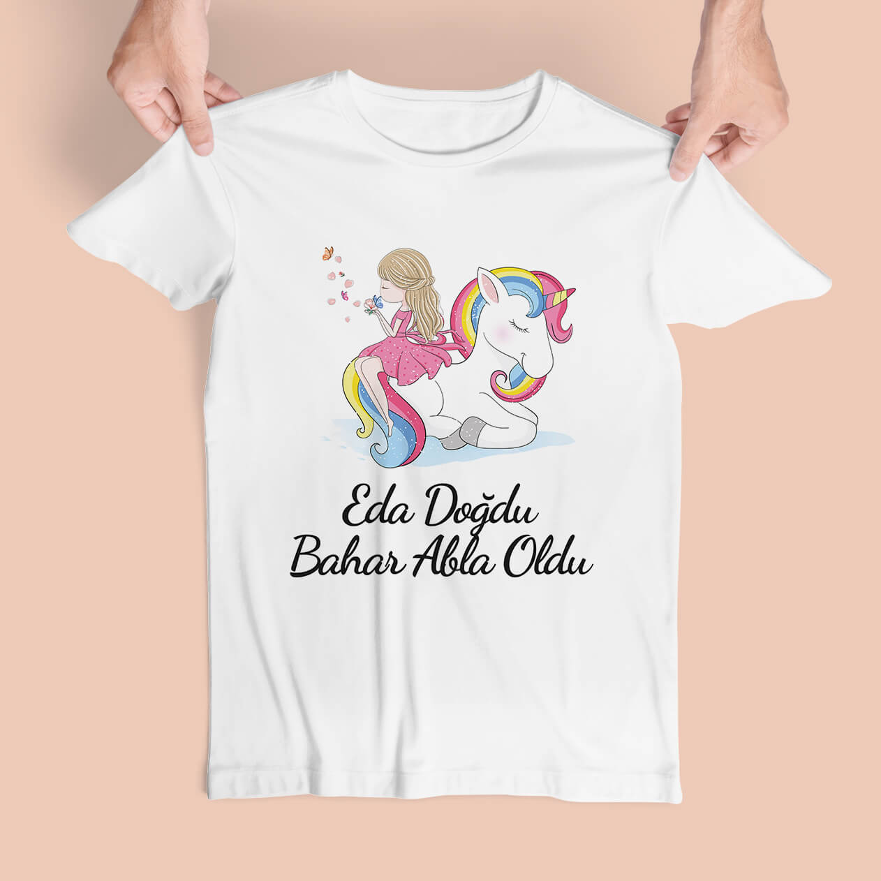 Unicorn Resimleri İle Abla Oldu Tişört. Hayal gücünün sınırlarını zorlayan, masalların büyülü dünyasında soluksuz bir yolculuğa çıkmak için hazır mısınız? Unicorn resimleriyle süslenen bu abla oldu tişörtü, hem masalsı bir görünüm sunacak hem de sevgi dolu bağları kutlayacak. Bu tişört, abla olmanın getirdiği özel duyguları anlatan bir hikaye taşıyor.