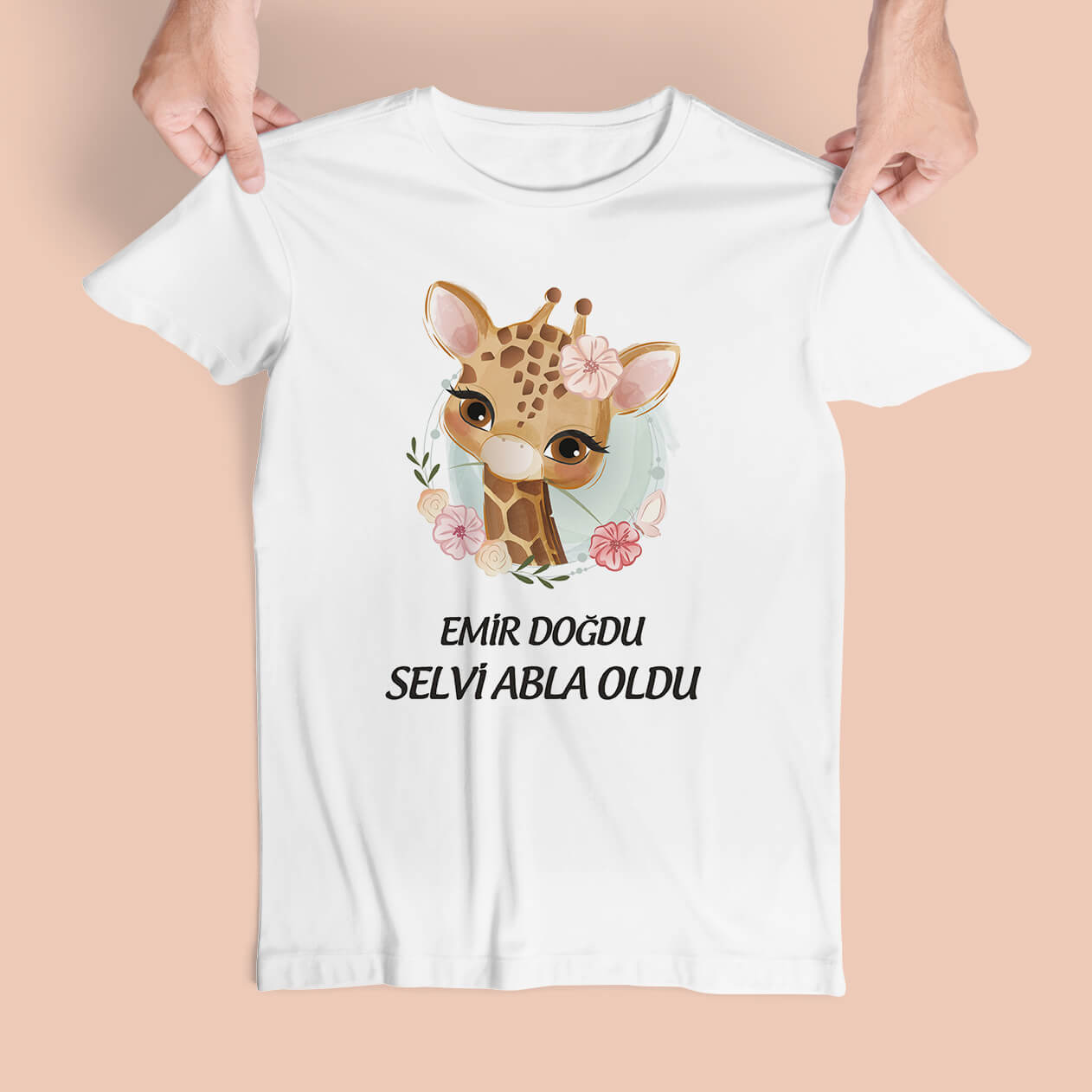 Yavru Zürafa Tasarımlı Abla Oldu Abi Oldu Tişört. Kardeşler arasındaki eşsiz bağı yansıtan bu tişört koleksiyonunda, her bir tasarım özenle seçilmiş ve sevgiyle hazırlanmıştır. Abi olan çocuklara özel baskılı tişörtler, onların gururunu ve koruyucu ruhunu simgelerken, abla olanlara özel resimli tişörtler, zarafet ve kucaklayıcı sevgiyi yansıtıyor. Ayrıca, tişörtler üzerinde isimlerle kişiselleştirme yapılarak, bu anlamlı parçalar tamamen size özel hale getiriliyor.