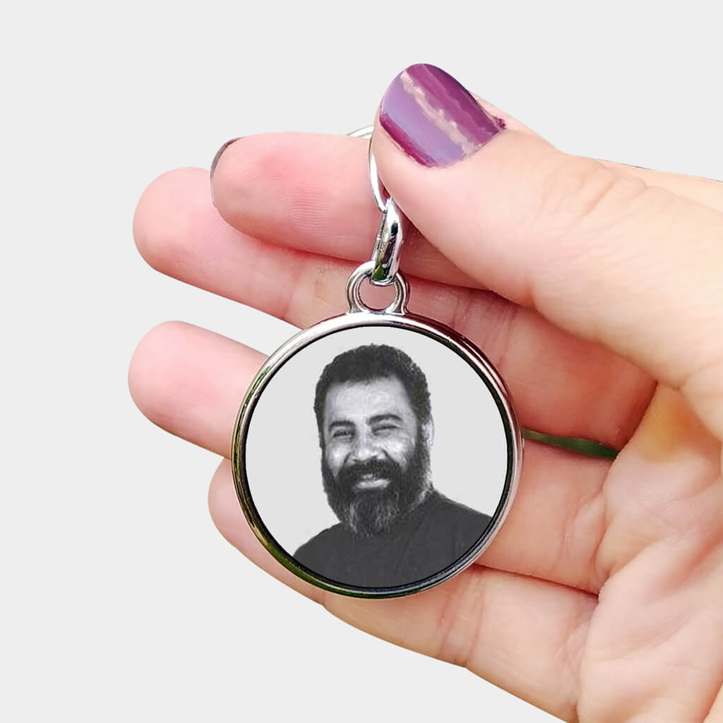 Ahmet Kaya baskılı yuvarlak metal anahtarlık, müzikseverler ve Ahmet Kaya hayranları için özel olarak tasarlanmış bir üründür. Kaliteli metal malzemeden üretilen bu anahtarlık, hem şıklığı hem de dayanıklılığı ile dikkat çeker. Üzerindeki Ahmet Kaya baskısı, onun anısını yaşatmanın yanı sıra, duygusal bir bağ kurmanızı sağlar. Günlük hayatta anahtarlarınızı düzenlemek için pratik bir çözüm sunan bu anahtarlık, aynı zamanda çanta veya sırt çantası gibi aksesuarlarınızı süslemek için de idealdir. Ahmet Kaya'nın derin sözlerini ve müziğini hatırlatan bu eşya, hem işlevsel hem de anlam dolu bir hediye seçeneğidir. Sevdiklerinize veya kendinize anlamlı bir hatıra olarak tercih edebileceğiniz bu anahtarlık, her zaman yanınızda taşıyabileceğiniz değerli bir parçadır.