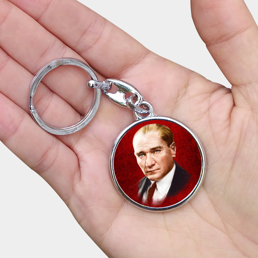 Atatürk resimli yuvarlak anahtarlık, Mustafa Kemal Atatürk’e duyduğunuz sevgi ve saygıyı yansıtan zarif ve anlamlı bir aksesuardır. Metalden üretilmiş bu anahtarlık, dayanıklılığı ve şıklığı ile öne çıkar. Üzerindeki Atatürk resmiyle her an onu yanınızda hissedebilir, anahtarlarınızı düzenlerken aynı zamanda Atatürk'ün mirasını yaşatabilirsiniz. Hem günlük kullanıma uygun hem de anlamlı bir hediye alternatifi olarak sevdiklerinize sunulabilecek bu özel anahtarlık, kişisel bir hatıra olarak da değerlendirilebilir.