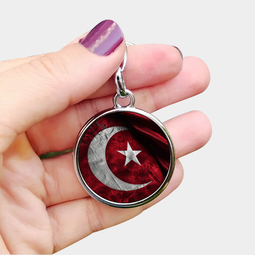 Bayrak Baskılı Gümüş Renk Metal Anahtarlık, ulusal kimliğinizi ve bağımsızlık ruhunu her an yanınızda taşımak için mükemmel bir aksesuardır. Kaliteli gümüş renk metal yapısı, hem dayanıklılığı hem de şıklığı ile öne çıkar. Üzerindeki bayrak baskısı, vatan sevgisini ve millî değerleri simgelerken, özgüveninizi artıracak zarif bir tasarım sunar.