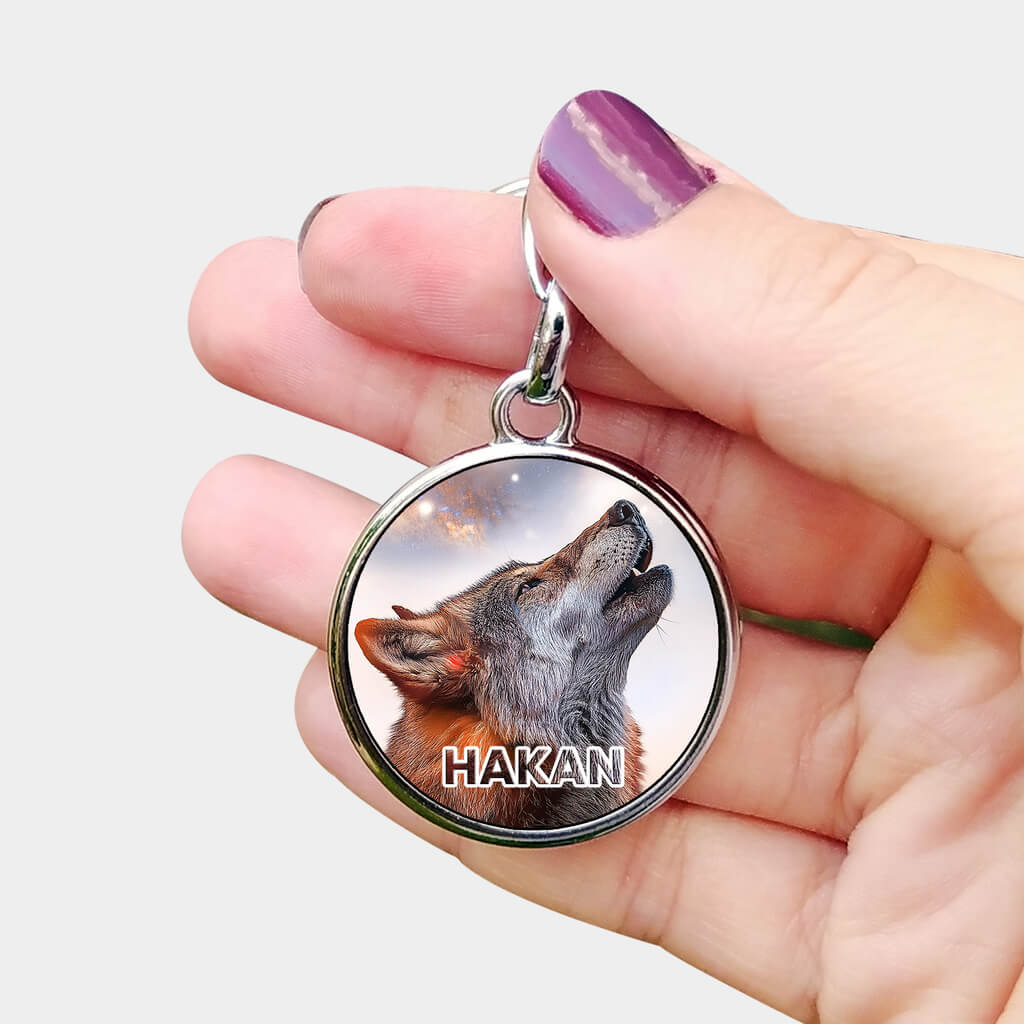 İsme Özel Kurt Baskılı Yuvarlak Metal Anahtarlık - Kişisel ve Anlamlı Hediye İsme özel kurt baskılı yuvarlak metal anahtarlık, sevdiklerinize hediye etmek için harika bir seçenektir. Bu anahtarlık, sadece bir aksesuar olmanın ötesinde, kişisel bir dokunuşla tasarlanmış özel bir hatıra sunar. Kurt, gücü ve özgürlüğü simgelerken, kişiye özel isminizin de eklenmesi, hediyenizi daha anlamlı kılar.