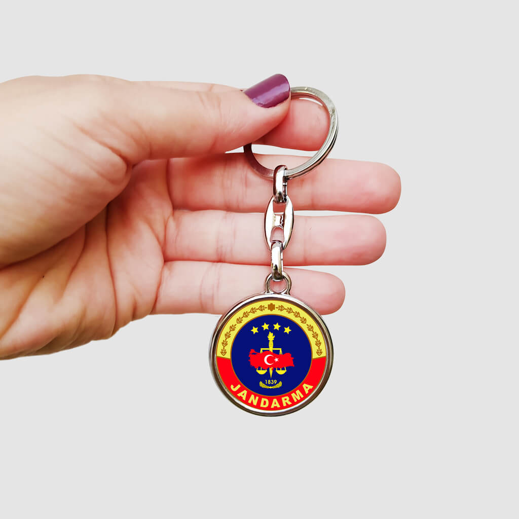 Jandarma Logosu Baskılı Metal Anahtarlık, günlük yaşamınıza anlam katan ve vatan sevgisini ifade eden bir aksesuar olarak öne çıkar. Kendinize ya da sevdiklerinize hediye etmek için harika bir seçenek sunar!