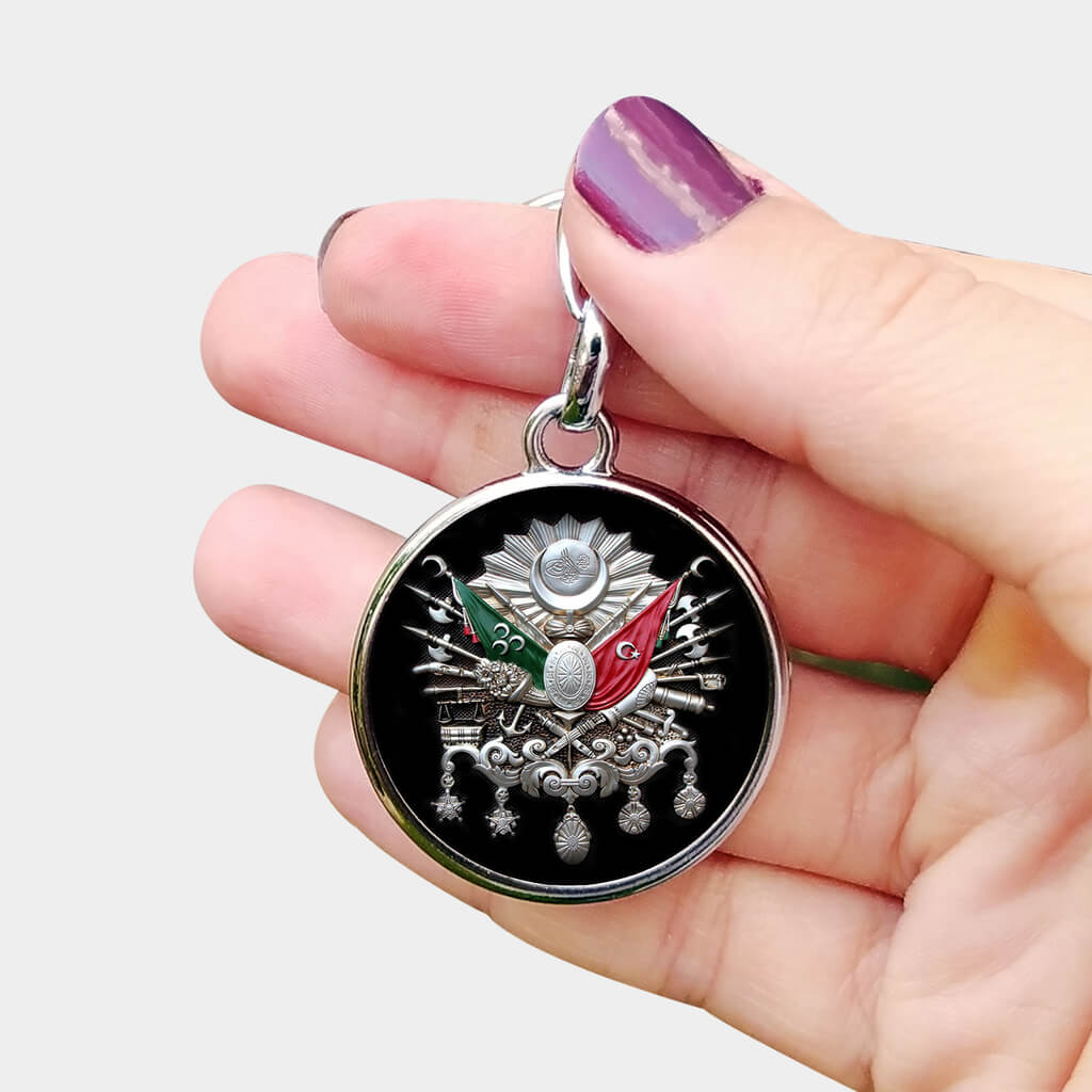 Osmanlı Arması Baskılı Yuvarlak Metal Anahtarlık, günlük yaşamınıza estetik bir dokunuş katarken, aynı zamanda tarihimize ve kültürel mirasımıza duyduğunuz saygıyı ifade eden özel bir aksesuardır. Kendinize ya da sevdiklerinize hediye etmek için harika bir seçenek sunar!