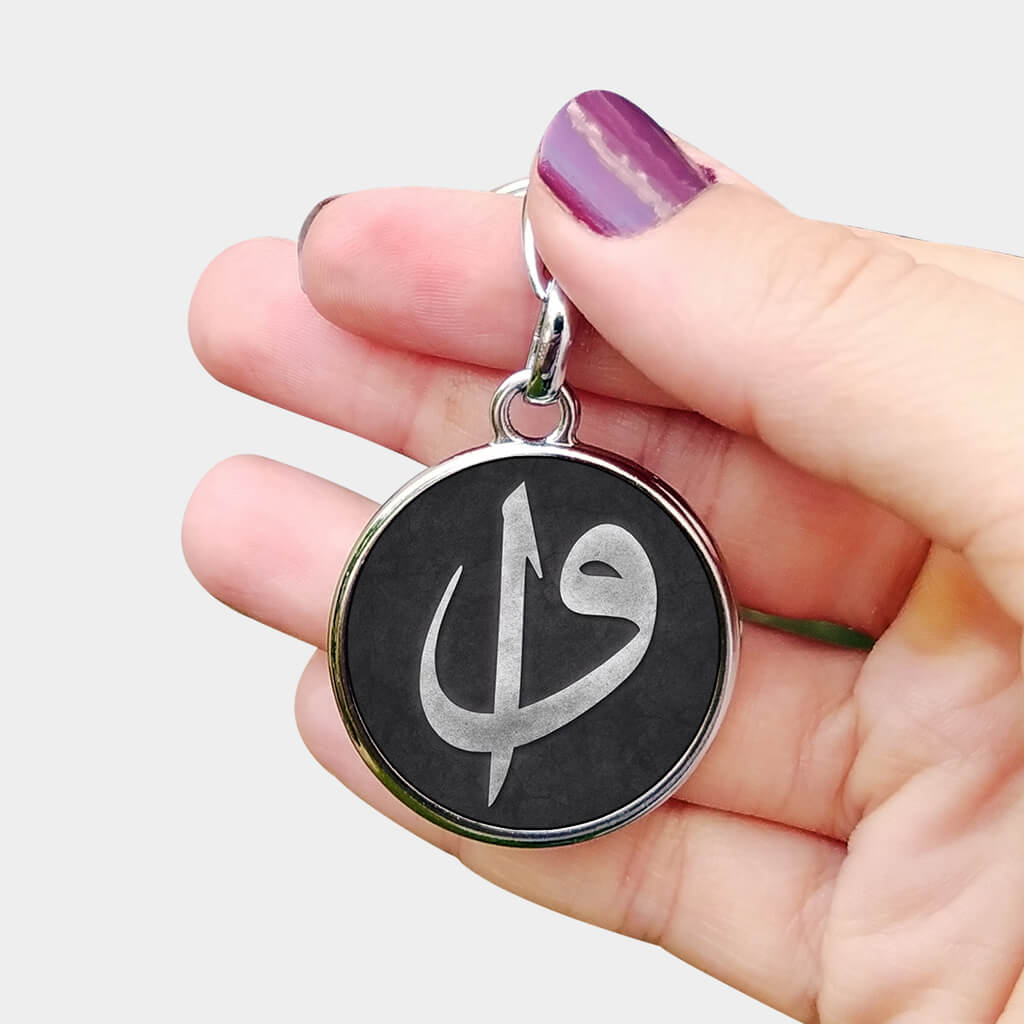 Vav Elif Baskılı Gümüş Renk Metal Anahtarlık Gümüş renk metalden üretilen Vav Elif baskılı anahtarlığımız, zarif tasarımı ve kişiye özel isim yazdırma imkanıyla öne çıkıyor. Hem estetik bir aksesuar hem de anlam dolu bir hediye alternatifi sunan bu anahtarlık, sevdikleriniz için unutulmaz bir hediye seçeneği. Dayanıklı yapısı sayesinde uzun ömürlü kullanım sağlar. Sevdiklerinize özel bir dokunuş katmak için ideal bir tercih!