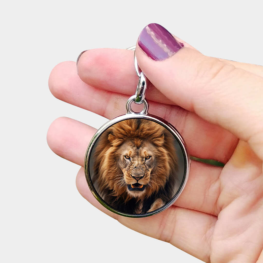 Aslan Tasarımlı Gümüş Metal Renk Yuvarlak Anahtarlık, güçlü bir simgeyi yanınızda taşımanın yanı sıra, kişisel dokunuşunuzu da katmanıza olanak tanıyor. Kendiniz veya sevdikleriniz için mükemmel bir hediye seçeneği!