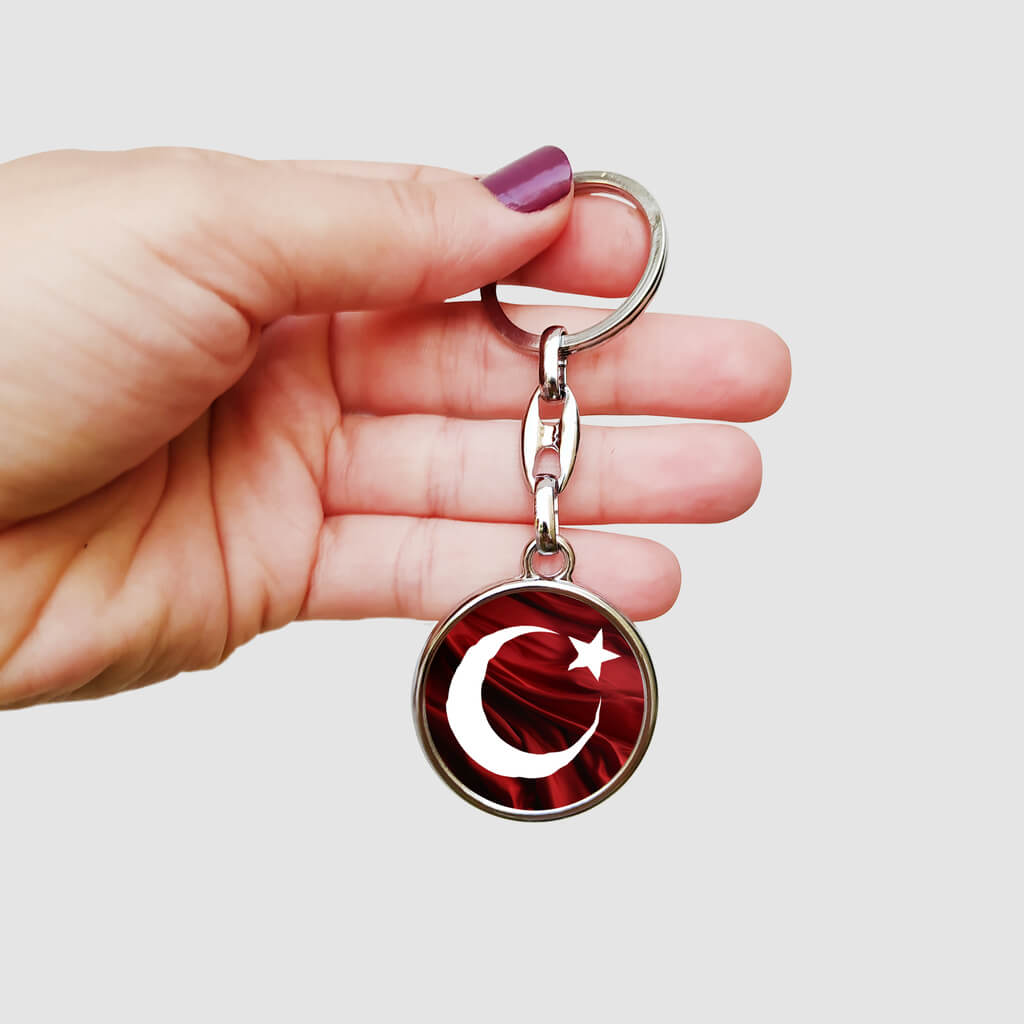 Bayrak ve Ay Yıldız Baskılı Çift İsimli Metal Anahtarlık, Türk bayrağının gurur verici simgelerini ve kişiye özel dokunuşları bir araya getiriyor. Bu özel anahtarlık, bir yüzünde ay yıldız motifini taşırken, diğer yüzünde size veya sevdiklerinize özel isimler yer alır. Hem çiftler için ideal bir hediye seçeneği hem de her an yanınızda taşıyabileceğiniz zarif bir aksesuar olarak öne çıkar.