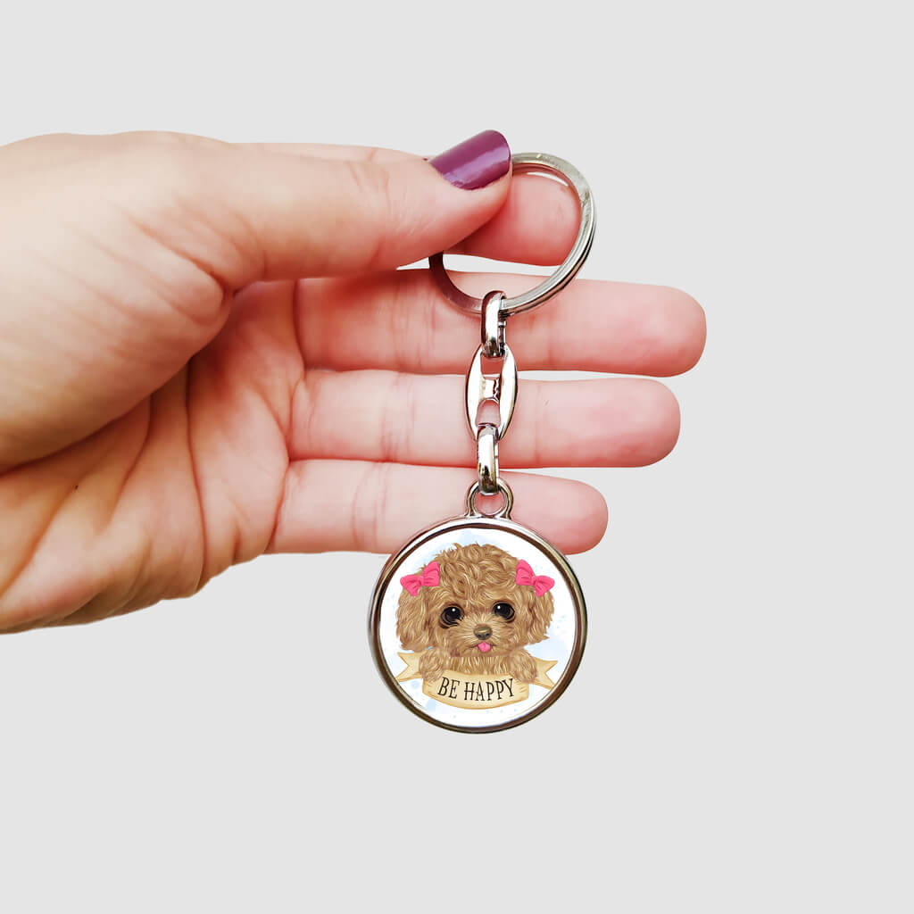 Poodle Resimli Yuvarlak Metal Anahtarlık, sevimli tasarımıyla dikkat çekiyor. Bir yüzünde zarif bir Poodle resmi bulunurken, diğer yüzü ise kişiselleştirme seçeneği sunuyor; burada istediğiniz ad veya tarihi yazdırabilirsiniz. Bu özellik, anahtarlığı özel kılarken, aynı zamanda sevdikleriniz için anlamlı bir hediye olma fırsatı sunuyor. Kaliteli metal malzemeden üretilen bu anahtarlık, hem dayanıklılığı hem de şık görünümü ile öne çıkıyor. Yuvarlak yapısı sayesinde hem pratik hem de taşınması kolaydır. Poodle figürü, bu anahtarlığa özgün bir hava katarken, kişisel dokunuş ile de kullanıcıya özel hale geliyor.