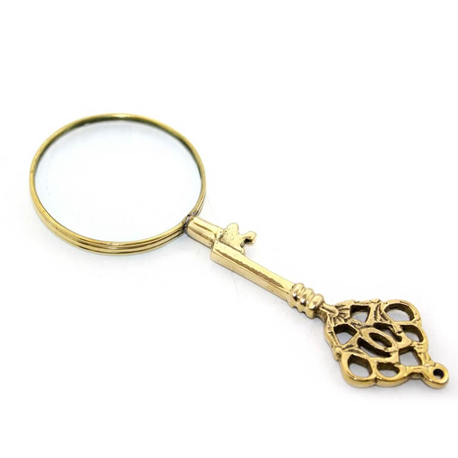 Gold Renk Pirinç Büyüteç Şıklığı ve fonksiyonelliği bir arada sunan Gold Renk Pirinç Büyüteç, 14 x 5 cm boyutlarıyla dikkat çekici bir aksesuar olarak öne çıkar. Altın renkli pirinç malzeme ile tasarlanmış olan bu büyüteç, ofis masalarına zarif bir dokunuş katar. Hem dekoratif hem de kullanışlı olan bu ürün, detayları incelemek için mükemmel bir yardımcıdır.