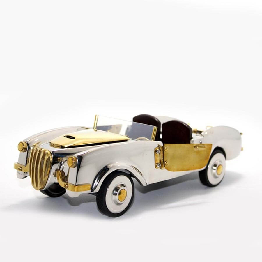 Pirinç Vintage Eski Model Araba Maketi – Nostaljik Dekor Pirinç Vintage Eski Model Araba Maketi, 1930’ların otomobil estetiğini günümüze taşıyan özel bir tasarımdır. Kaliteli pirinç malzemeden üretilmiş olan bu nostaljik maket, detaylı işçiliği ve zarif görünümüyle hem dekorasyon hem de koleksiyon için ideal bir parçadır.