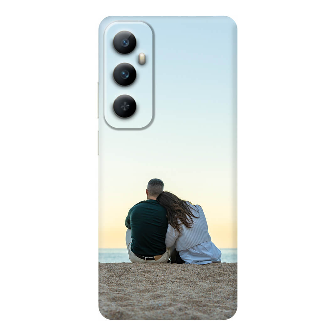 Her telefon kılıfı korur… Ama seninki bir anı anlatabilir! Realme C65 4G için özel olarak hazırlanan bu kişisel tasarım kılıf, seni yansıtsın diye var. İster en sevdiğin fotoğrafı, ister özel bir tarihi, istersen sadece bir isim yaz — bu kılıf artık sıradan değil, tamamen senin hikâyen.