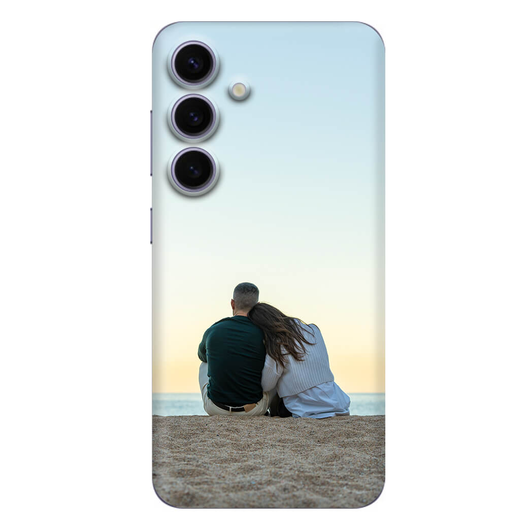 Samsung Galaxy S24 FE için özel olarak üretilen bu kılıf, sadece bir koruma aksesuarı değil — tarzının yansıması. Sevdiğin bir fotoğraf, ilham veren bir söz, logon ya da ismin... Hepsi bu kılıfta seninle! 💬 Mesajını yaz, fotoğrafını yükle 📷 Özel günlerini ölümsüzleştir 🎁 Sevgiliye, babaya ya da arkadaşına anlamlı bir hediye ver