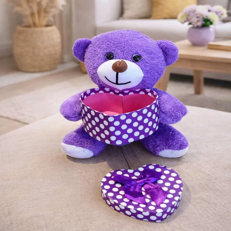 Kalp kutusundaki peluş ayıcık